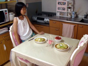 20130630125628DSC08791sりさちゃんとうどんを食べる